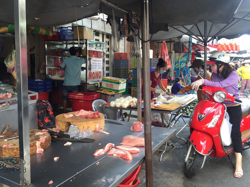 TP HCM: Hạn chế ra đường, dân tranh thủ đi chợ sớm - Ảnh 5.