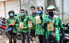 Grab phun khử khuẩn hàng trăm xe GrabCar, phát miễn phí hàng nghìn khẩu trang, bộ quà tặng an toàn cho tài xế  chống dịch Covid - 19