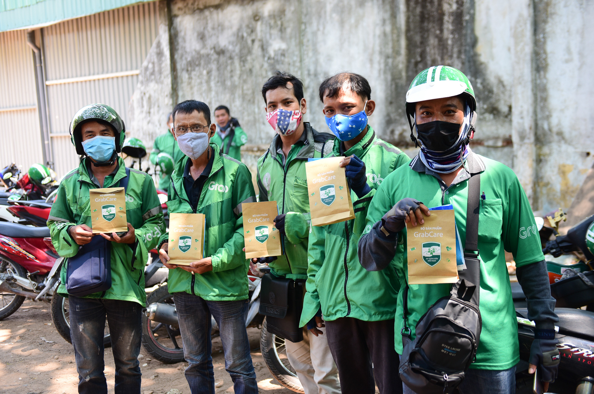 Grab phun khử khuẩn hàng trăm xe GrabCar, phát miễn phí hàng nghìn khẩu trang, bộ quà tặng an toàn cho các tài xế để chống dịch Covid - 19 - Ảnh 1.