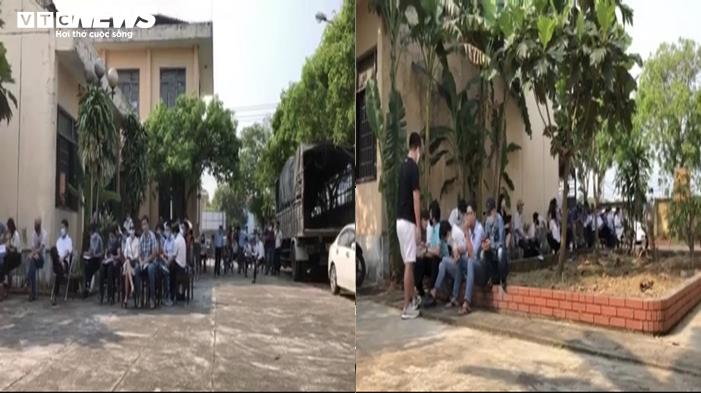 Bất chấp lệnh cấm, hàng trăm người tụ tập đấu giá đất giữa dịch Covid-19 - Ảnh 2.