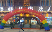 Nhà hàng Trung Quốc nhận mưa ‘gạch đá’ vì căng biểu ngữ ăn mừng dịch Covid - 19 bùng phát ở Nhật và Mỹ