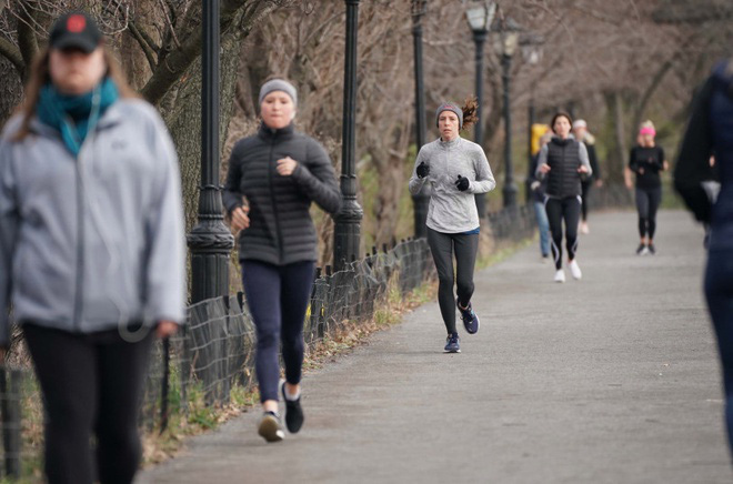 Người New York vẫn thoải mái sinh hoạt, mua sắm trong dịch Covid-19 - Ảnh 7. Người New York vẫn thoải mái sinh hoạt, mua sắm trong dịch Covid-19 - Ảnh 7.