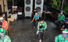 Chủ quán yêu cầu shipper đứng cách nhau 2 m