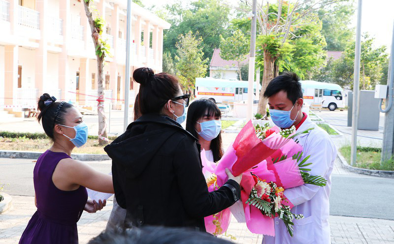 TPHCM: 4 bệnh nhân Covid-19 xuất viện tặng hoa cảm ơn nhân viên y tế - Ảnh 1. TPHCM: 4 bệnh nhân Covid-19 xuất viện tặng hoa cảm ơn nhân viên y tế - Ảnh 1.