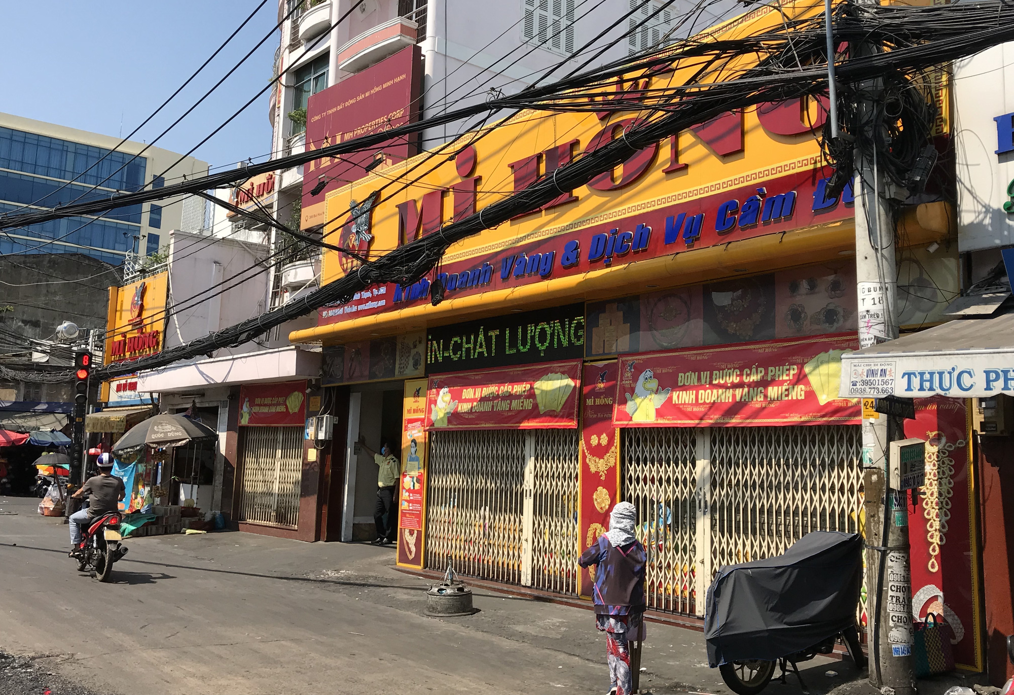 Nhiều tiệm vàng đóng cửa phòng Covid-19, vàng vọt lên 48,2 triệu đồng/lượng - Ảnh 2. Nhiều tiệm vàng đóng cửa phòng Covid-19, vàng vọt lên 48,2 triệu đồng/lượng - Ảnh 2.