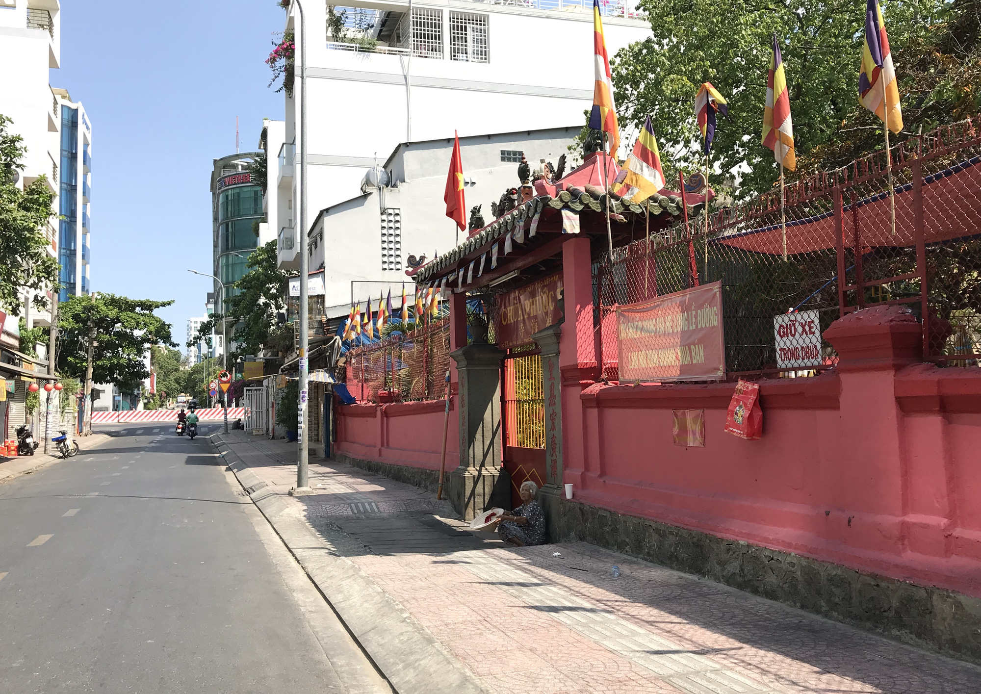 Tiệm vàng, Chanel, Gucci Sài Gòn cũng đóng cửa im ỉm phòng dịch Covid-19 - Ảnh 14. Tiệm vàng, Chanel, Gucci Sài Gòn cũng đóng cửa im ỉm phòng dịch Covid-19 - Ảnh 14.