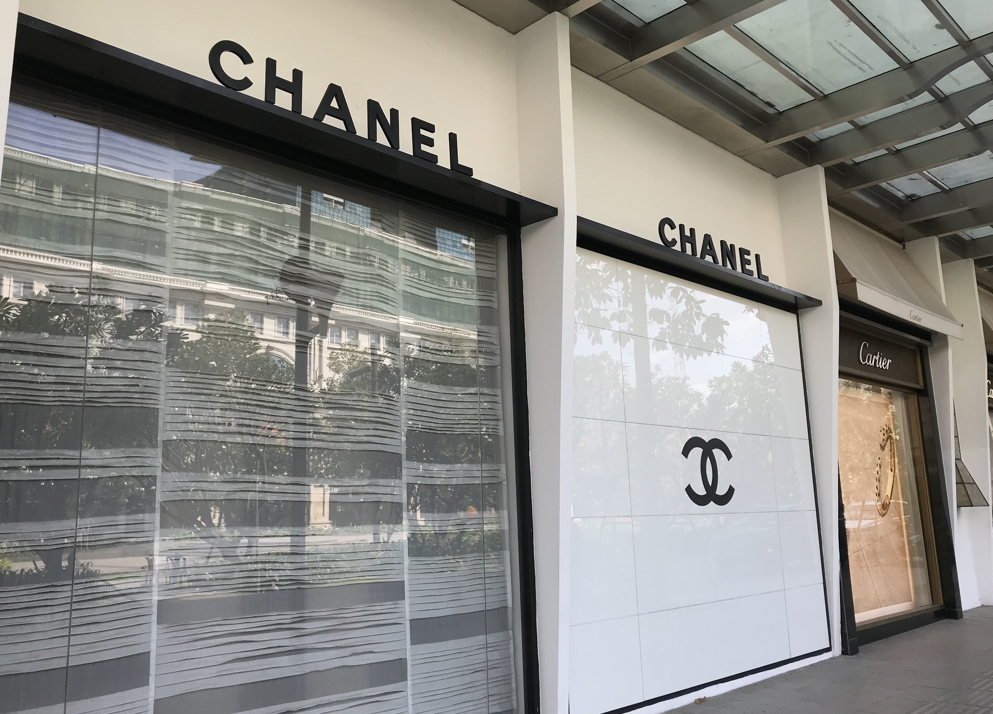 Tiệm vàng, Chanel, Gucci Sài Gòn cũng đóng cửa im ỉm phòng dịch Covid-19 - Ảnh 11. Tiệm vàng, Chanel, Gucci Sài Gòn cũng đóng cửa im ỉm phòng dịch Covid-19 - Ảnh 11.