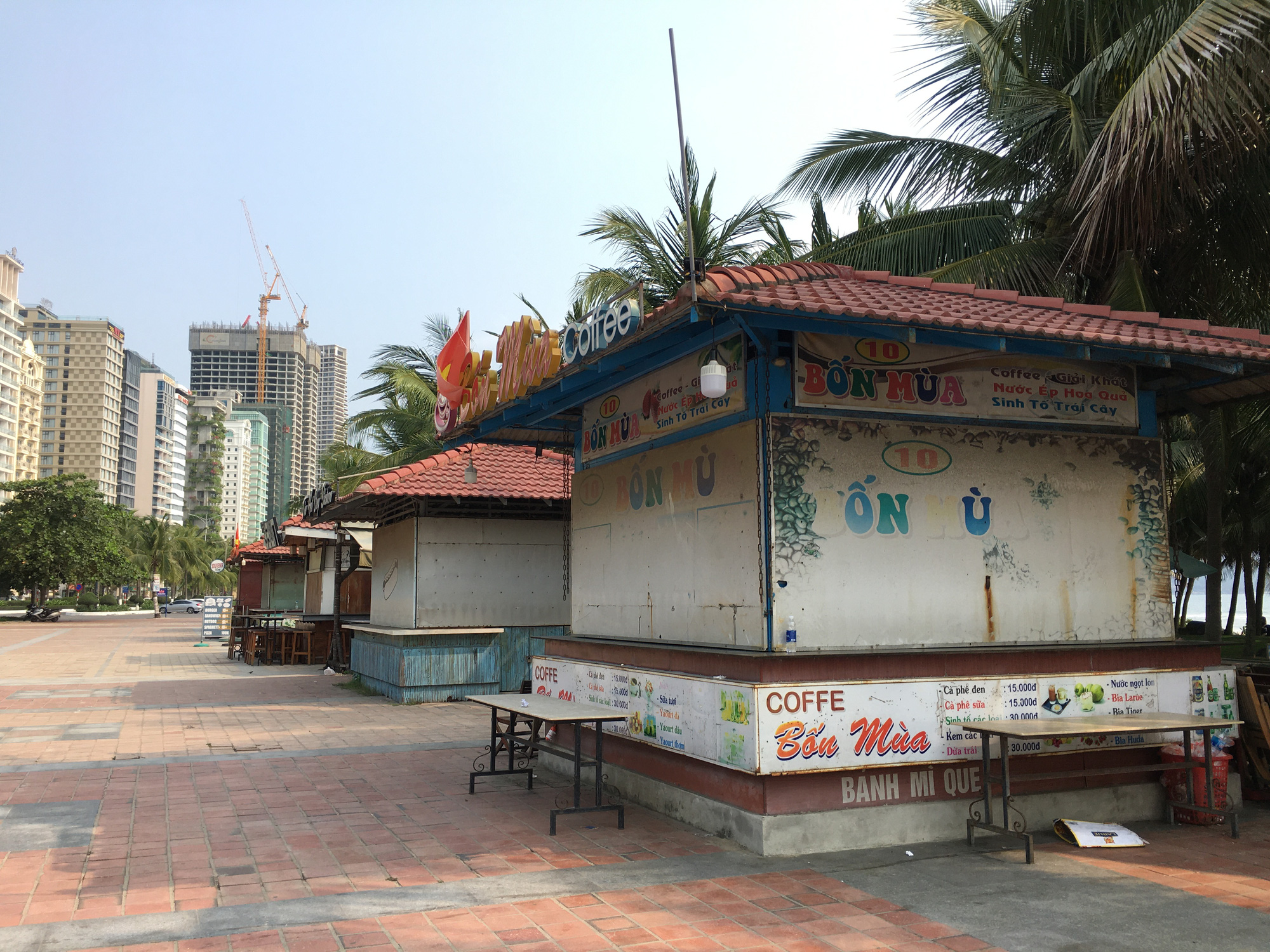 Ven biển Đà Nẵng bị rào chắn hơn 1km, các dịch vụ ngừng hoạt động hàng loạt để phòng dịch Covid-19 - Ảnh 8. Ven biển Đà Nẵng bị rào chắn hơn 1km, các dịch vụ ngừng hoạt động hàng loạt để phòng dịch Covid-19 - Ảnh 8.