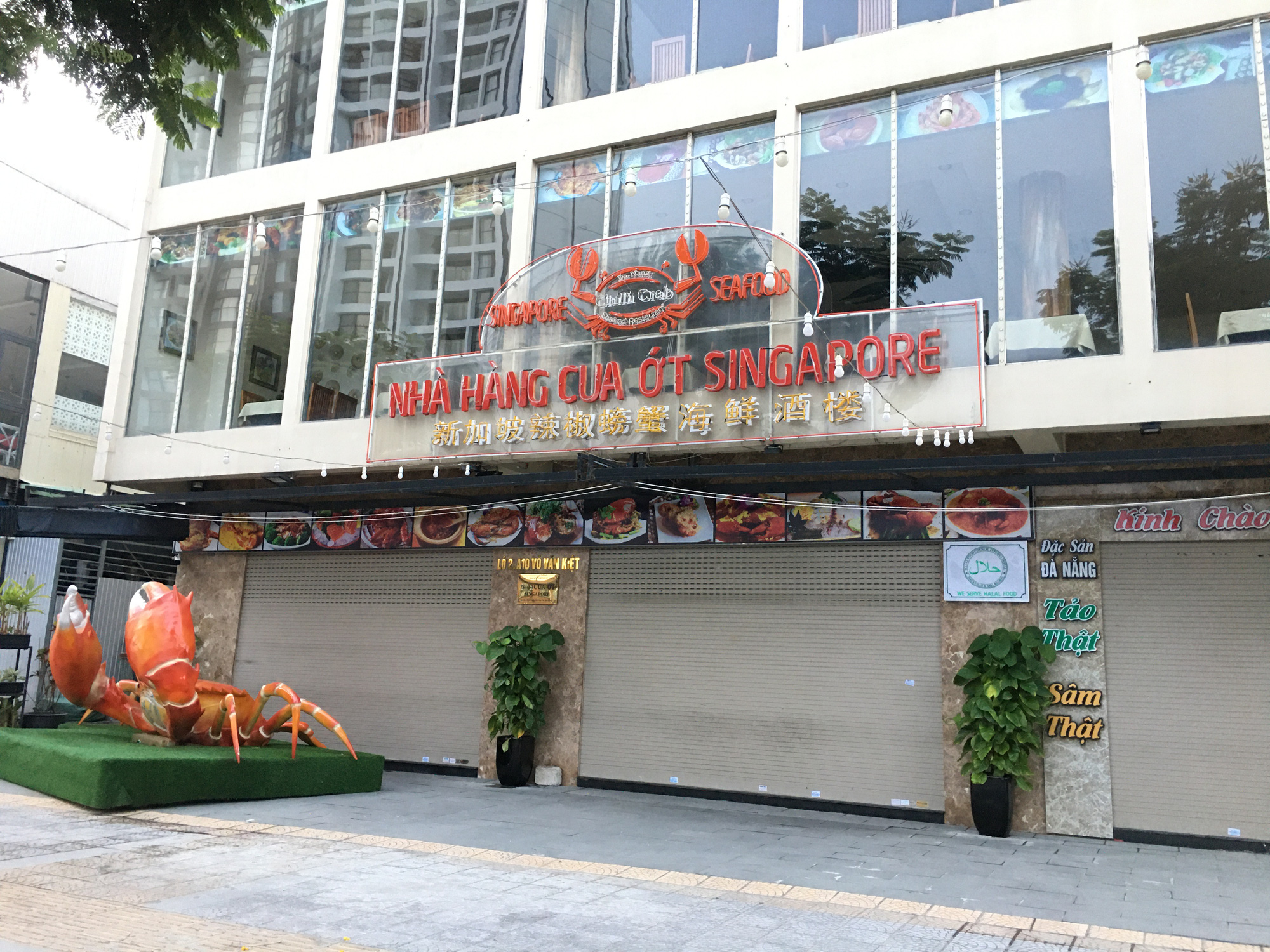 Ven biển Đà Nẵng bị rào chắn hơn 1km, các dịch vụ ngừng hoạt động hàng loạt để phòng dịch Covid-19 - Ảnh 11. Ven biển Đà Nẵng bị rào chắn hơn 1km, các dịch vụ ngừng hoạt động hàng loạt để phòng dịch Covid-19 - Ảnh 11.