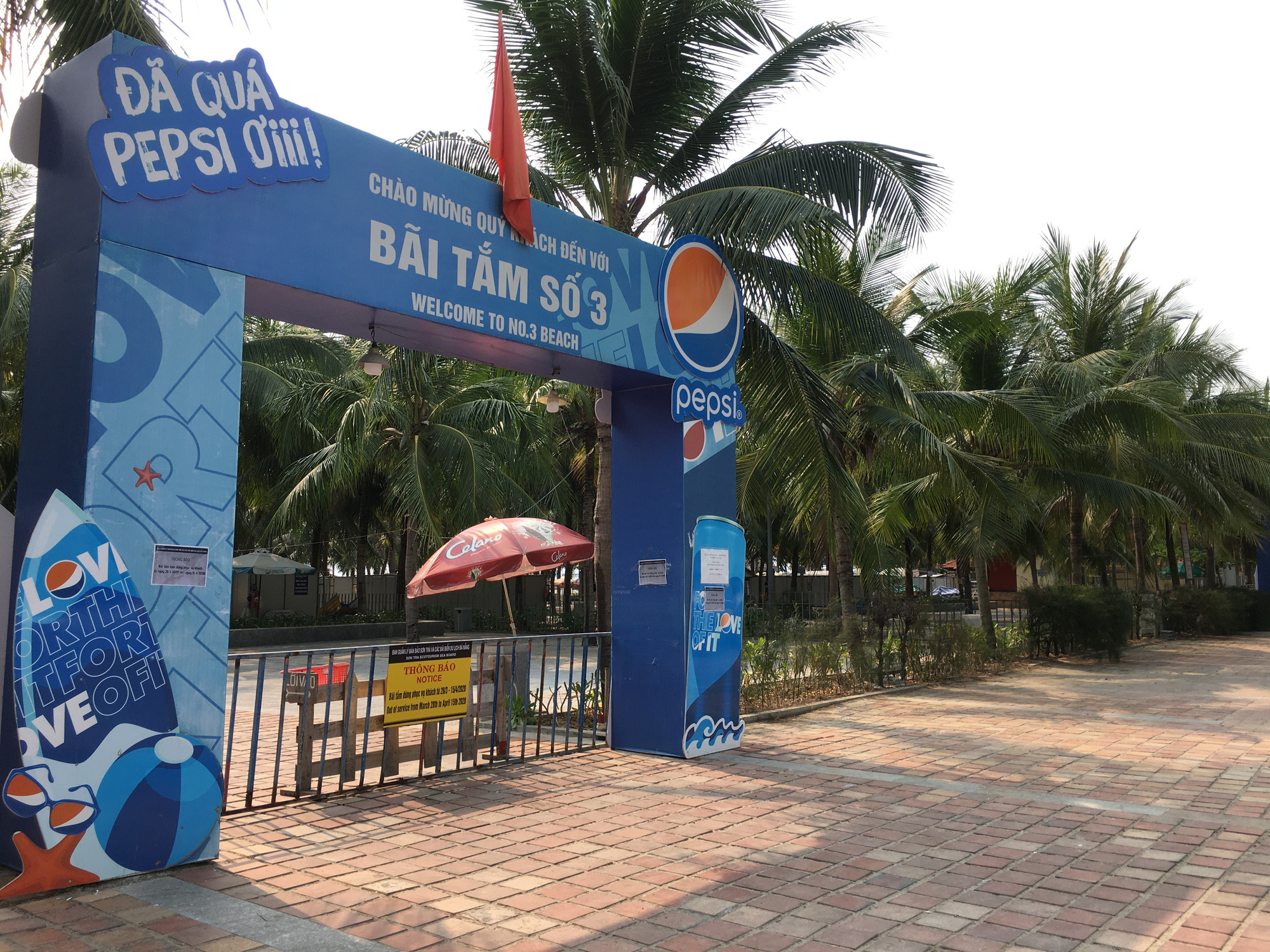Ven biển Đà Nẵng bị rào chắn hơn 1km, các dịch vụ ngừng hoạt động hàng loạt để phòng dịch Covid-19 - Ảnh 4. Ven biển Đà Nẵng bị rào chắn hơn 1km, các dịch vụ ngừng hoạt động hàng loạt để phòng dịch Covid-19 - Ảnh 4.