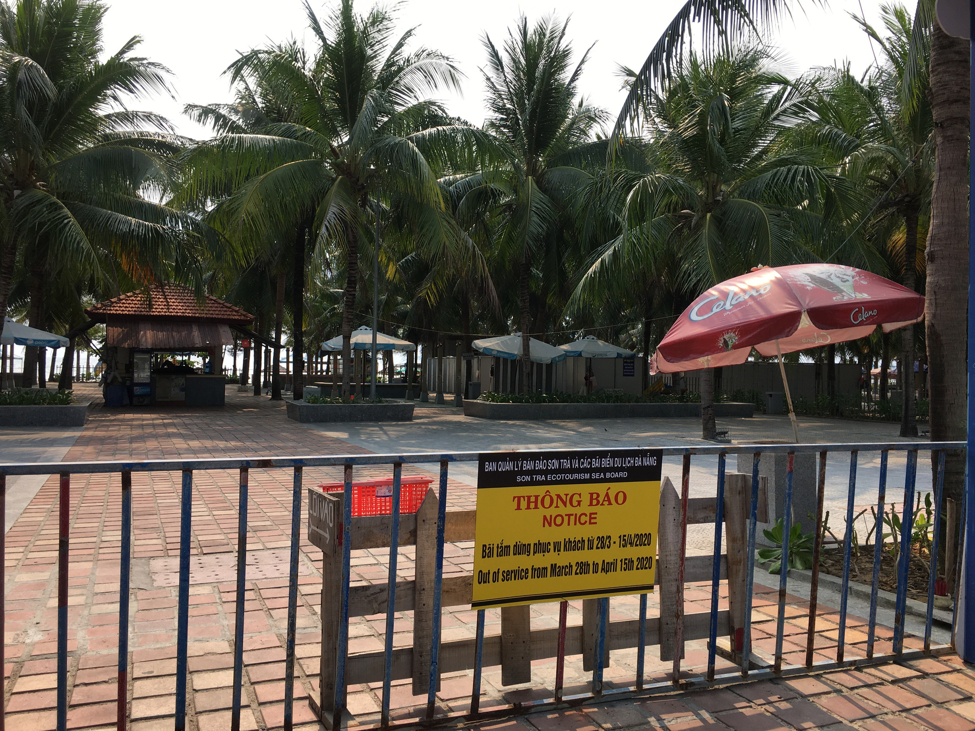 Ven biển Đà Nẵng bị rào chắn hơn 1km, các dịch vụ ngừng hoạt động hàng loạt để phòng dịch Covid-19 - Ảnh 5. Ven biển Đà Nẵng bị rào chắn hơn 1km, các dịch vụ ngừng hoạt động hàng loạt để phòng dịch Covid-19 - Ảnh 5.