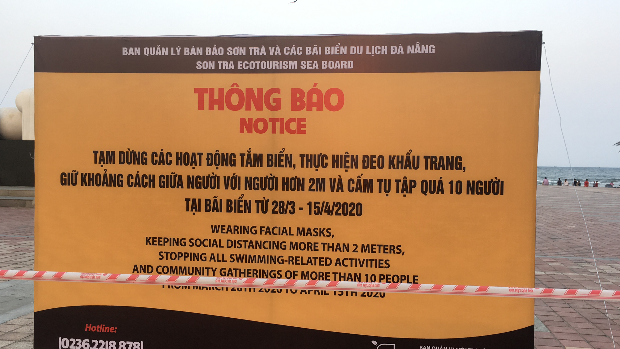 Ven biển Đà Nẵng bị rào chắn hơn 1km, các dịch vụ ngừng hoạt động hàng loạt để phòng dịch Covid-19 - Ảnh 1. Ven biển Đà Nẵng bị rào chắn hơn 1km, các dịch vụ ngừng hoạt động hàng loạt để phòng dịch Covid-19 - Ảnh 1.
