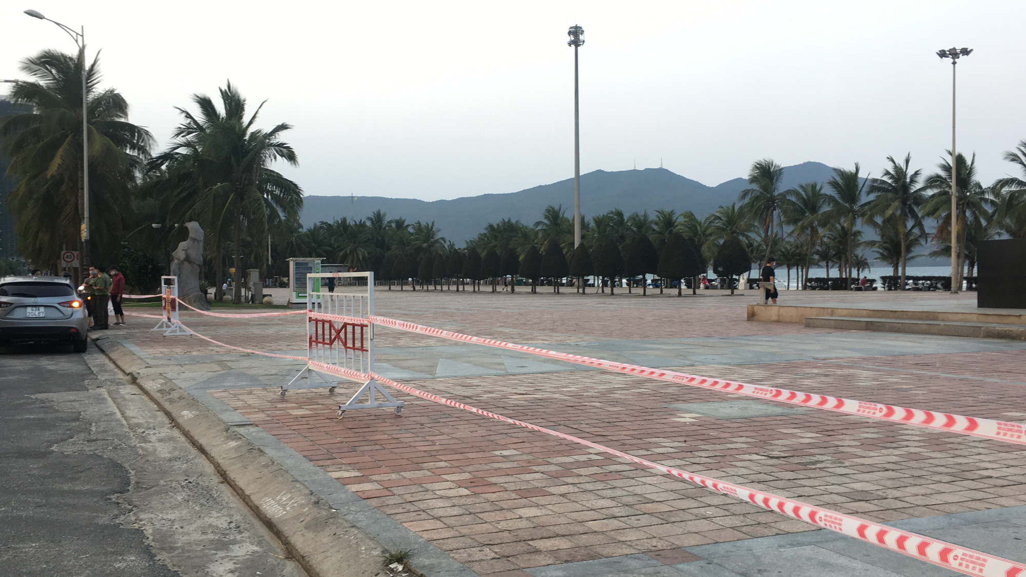 Ven biển Đà Nẵng bị rào chắn hơn 1km, các dịch vụ ngừng hoạt động hàng loạt để phòng dịch Covid-19 - Ảnh 2. Ven biển Đà Nẵng bị rào chắn hơn 1km, các dịch vụ ngừng hoạt động hàng loạt để phòng dịch Covid-19 - Ảnh 2.