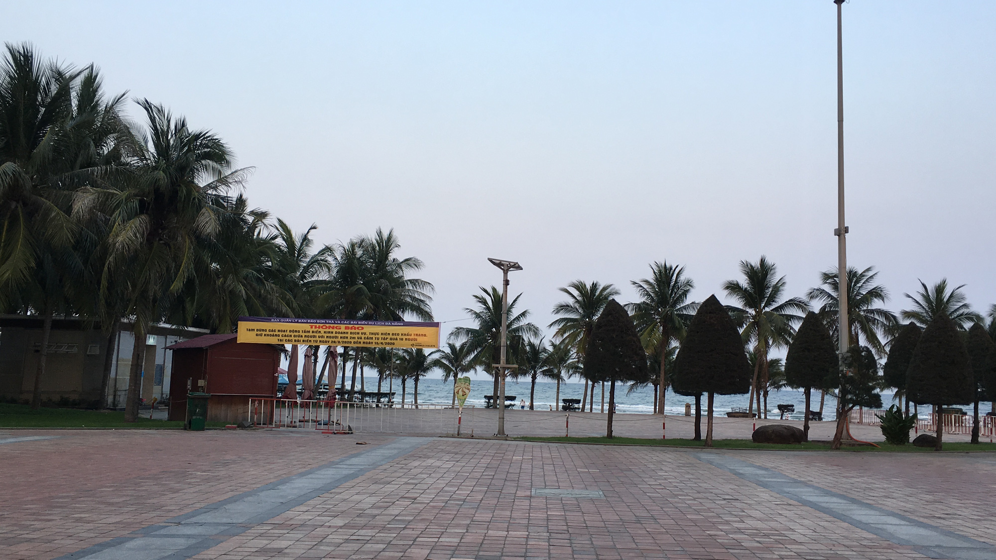 Ven biển Đà Nẵng bị rào chắn hơn 1km, các dịch vụ ngừng hoạt động hàng loạt để phòng dịch Covid-19 - Ảnh 3. Ven biển Đà Nẵng bị rào chắn hơn 1km, các dịch vụ ngừng hoạt động hàng loạt để phòng dịch Covid-19 - Ảnh 3.