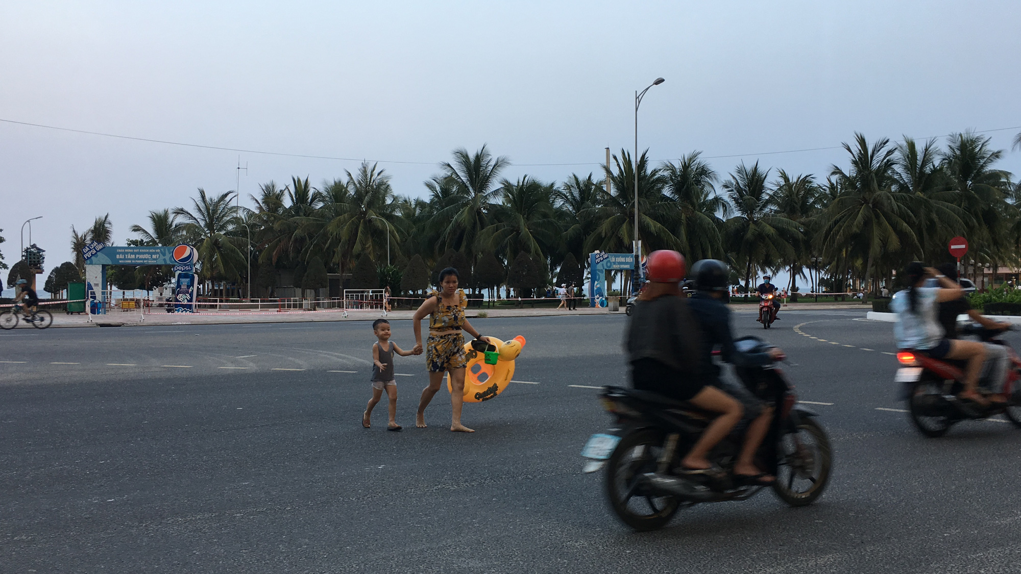 Ven biển Đà Nẵng bị rào chắn hơn 1km, các dịch vụ ngừng hoạt động hàng loạt để phòng dịch Covid-19 - Ảnh 17. Ven biển Đà Nẵng bị rào chắn hơn 1km, các dịch vụ ngừng hoạt động hàng loạt để phòng dịch Covid-19 - Ảnh 17.