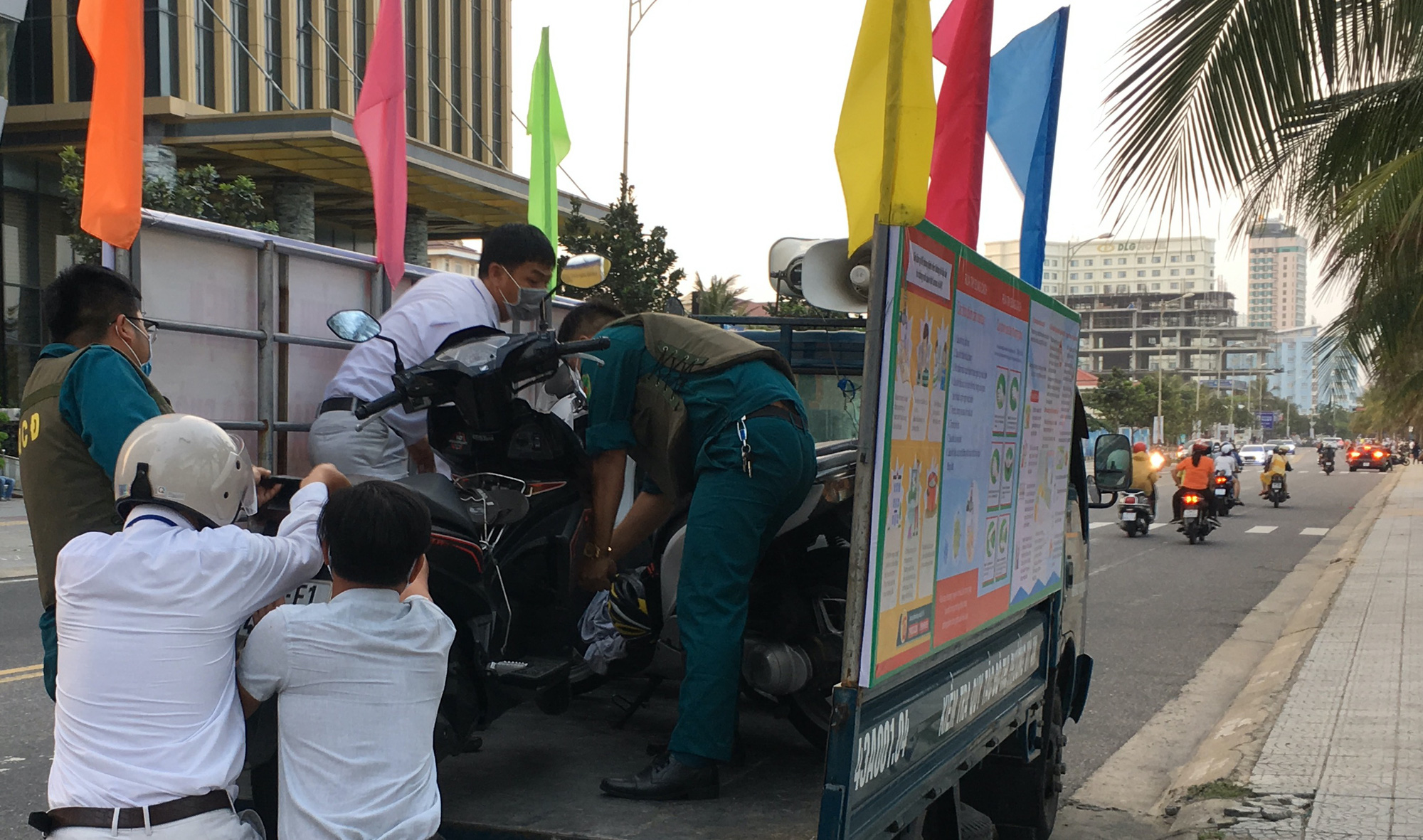 Ven biển Đà Nẵng bị rào chắn hơn 1km, các dịch vụ ngừng hoạt động hàng loạt để phòng dịch Covid-19 - Ảnh 16. Ven biển Đà Nẵng bị rào chắn hơn 1km, các dịch vụ ngừng hoạt động hàng loạt để phòng dịch Covid-19 - Ảnh 16.