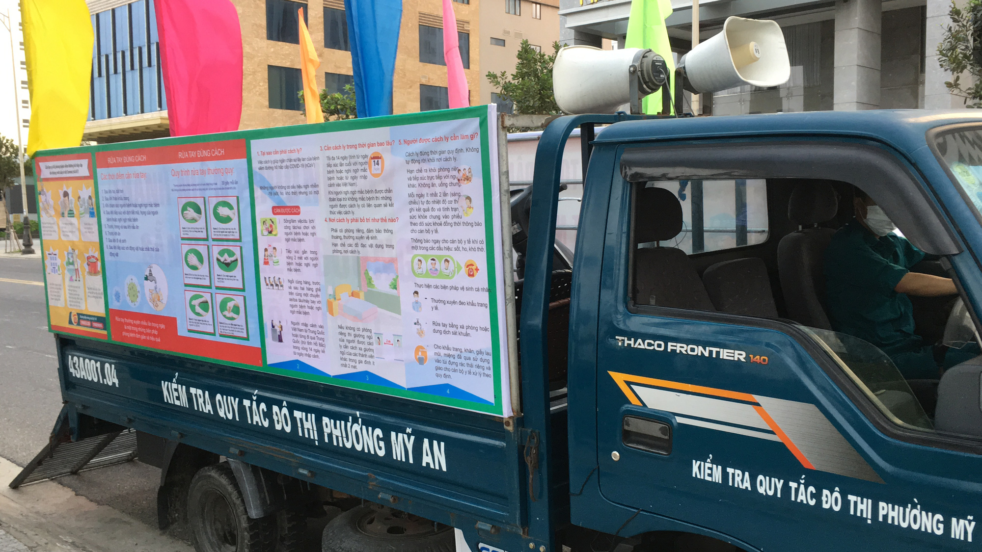 Ven biển Đà Nẵng bị rào chắn hơn 1km, các dịch vụ ngừng hoạt động hàng loạt để phòng dịch Covid-19 - Ảnh 15. Ven biển Đà Nẵng bị rào chắn hơn 1km, các dịch vụ ngừng hoạt động hàng loạt để phòng dịch Covid-19 - Ảnh 15.
