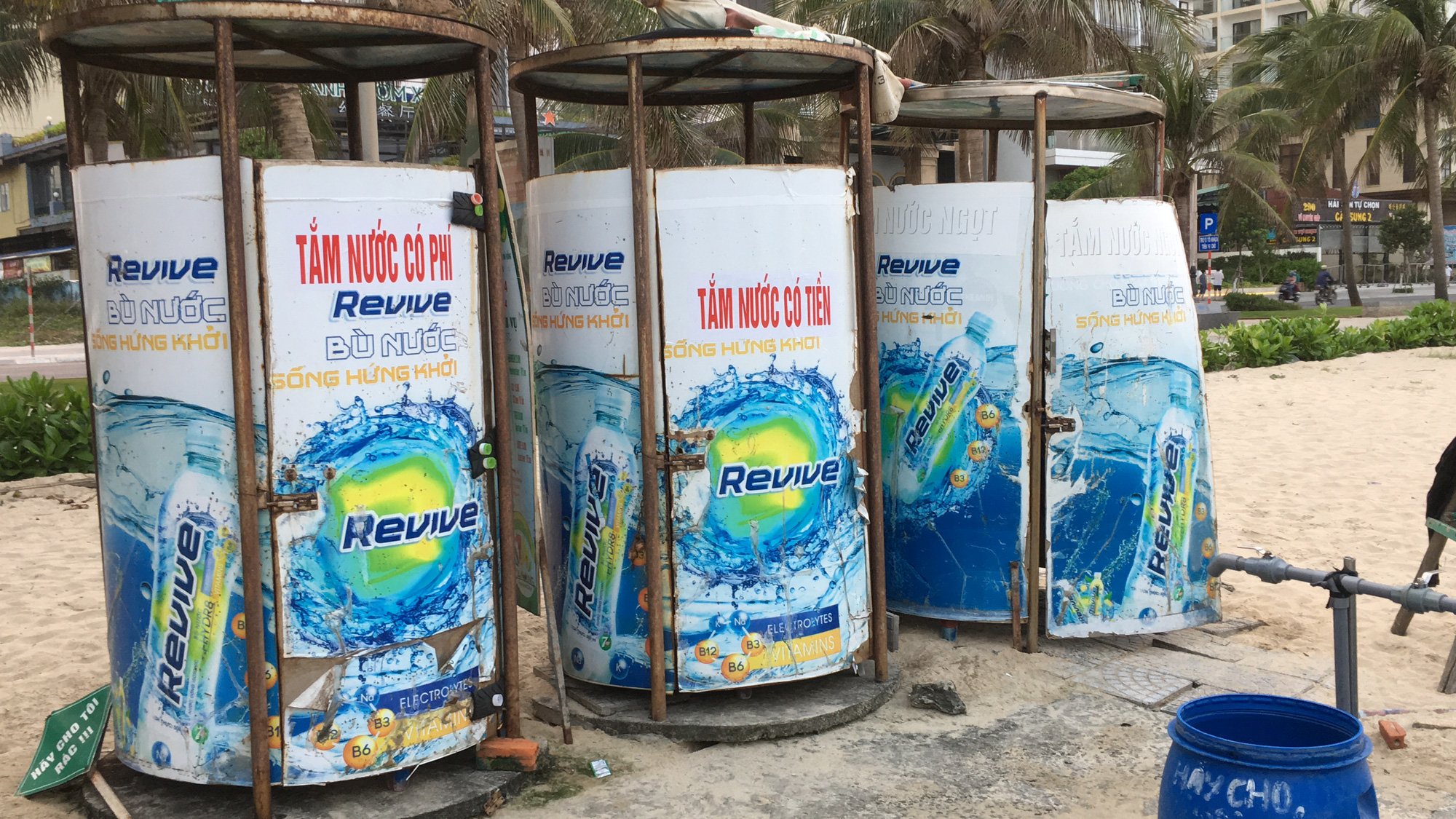 Ven biển Đà Nẵng bị rào chắn hơn 1km, các dịch vụ ngừng hoạt động hàng loạt để phòng dịch Covid-19 - Ảnh 6. Ven biển Đà Nẵng bị rào chắn hơn 1km, các dịch vụ ngừng hoạt động hàng loạt để phòng dịch Covid-19 - Ảnh 6.