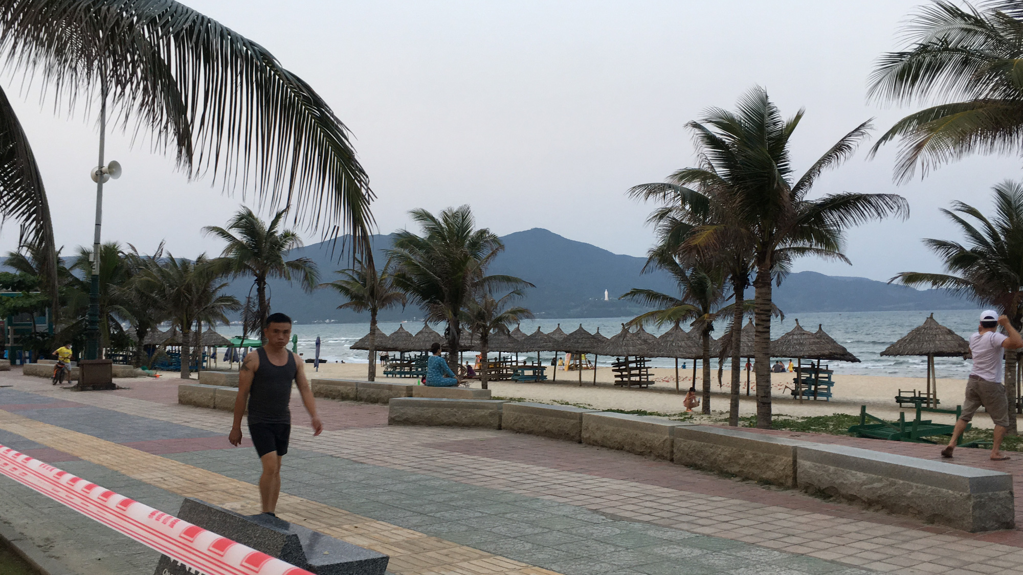 Ven biển Đà Nẵng bị rào chắn hơn 1km, các dịch vụ ngừng hoạt động hàng loạt để phòng dịch Covid-19 - Ảnh 18. Ven biển Đà Nẵng bị rào chắn hơn 1km, các dịch vụ ngừng hoạt động hàng loạt để phòng dịch Covid-19 - Ảnh 18.