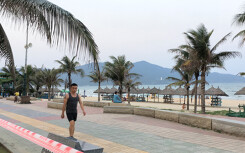 Ven biển Đà Nẵng bị rào chắn 1 km, các dịch vụ ngừng hoạt động hàng loạt để phòng dịch Covid-19