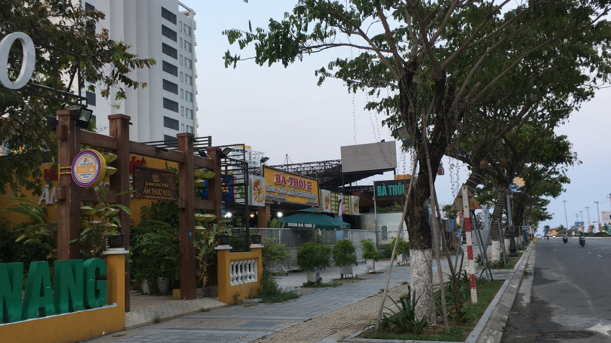 Ven biển Đà Nẵng bị rào chắn hơn 1km, các dịch vụ ngừng hoạt động hàng loạt để phòng dịch Covid-19 - Ảnh 14. Ven biển Đà Nẵng bị rào chắn hơn 1km, các dịch vụ ngừng hoạt động hàng loạt để phòng dịch Covid-19 - Ảnh 14.