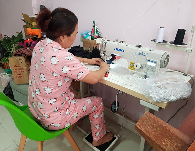Mất việc, nhọc nhằn mưu sinh mùa dịch Covid- 19 - Ảnh 2. Mất việc, nhọc nhằn mưu sinh mùa dịch Covid- 19 - Ảnh 2.