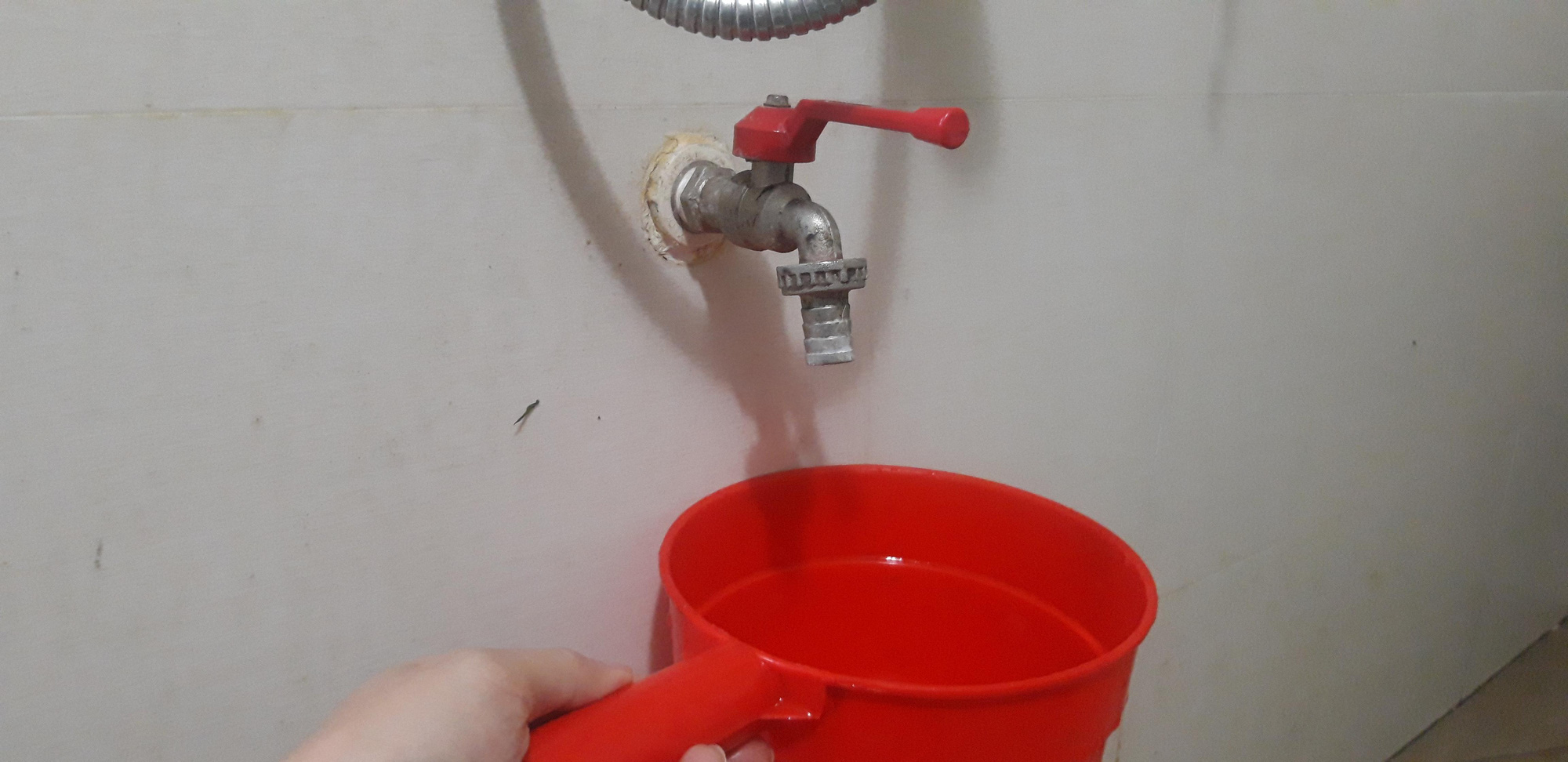 Nhiều hộ dân ở phường Phú Đô, Nam Từ Liêm mất nước giữa những ngày tránh dịch Covid-19 - Ảnh 1. Nhiều hộ dân ở phường Phú Đô, Nam Từ Liêm mất nước giữa những ngày tránh dịch Covid-19 - Ảnh 1.
