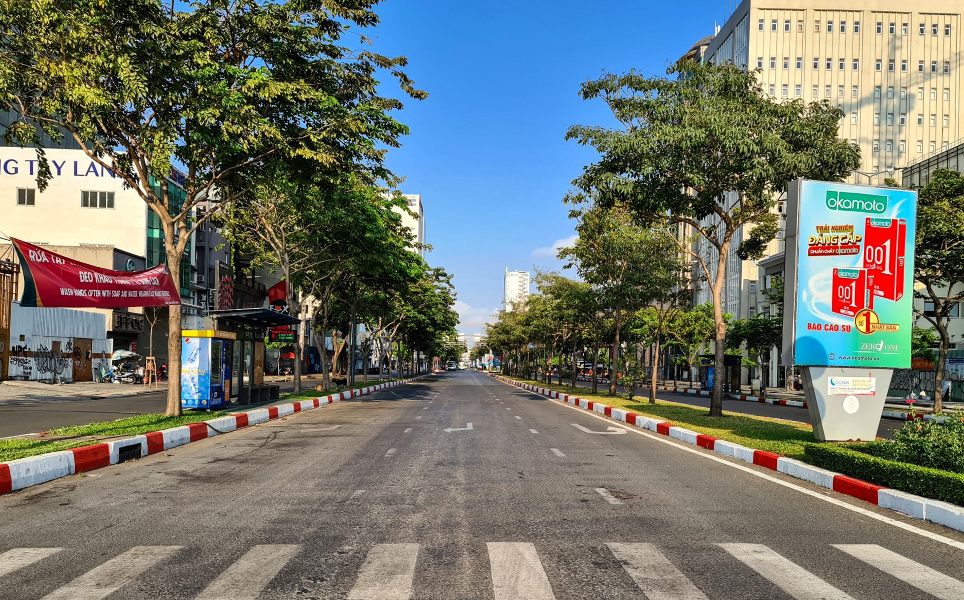 Sài Gòn vắng lạ, thông thoáng dễ chịu trong ngày cuối tuần khi người dân hạn chế ra đường - Ảnh 10. Sài Gòn vắng lạ, thông thoáng dễ chịu trong ngày cuối tuần khi người dân hạn chế ra đường - Ảnh 10.