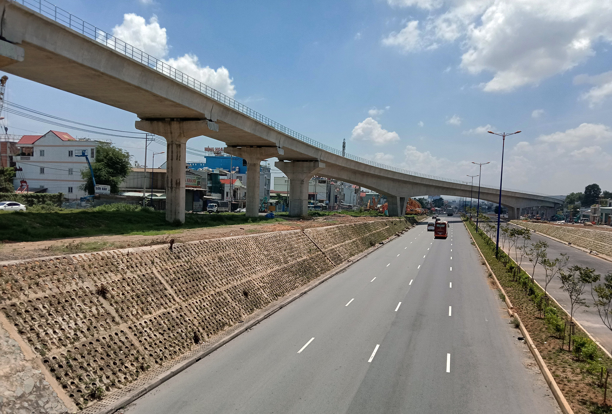 Sài Gòn vắng lạ, thông thoáng dễ chịu trong ngày cuối tuần khi người dân hạn chế ra đường - Ảnh 14. Sài Gòn vắng lạ, thông thoáng dễ chịu trong ngày cuối tuần khi người dân hạn chế ra đường - Ảnh 14.