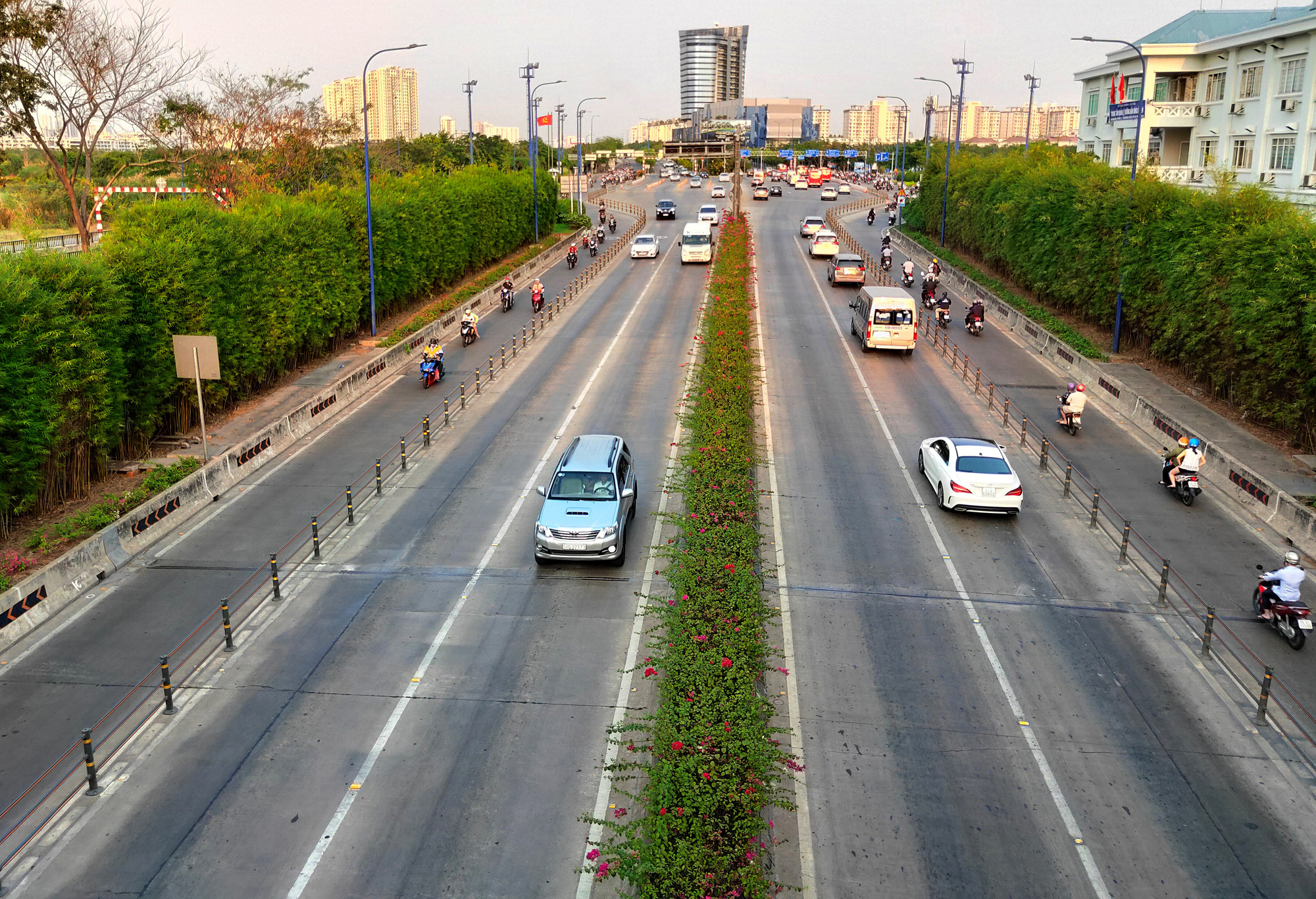 Sài Gòn vắng lạ, thông thoáng dễ chịu trong ngày cuối tuần khi người dân hạn chế ra đường - Ảnh 3. Sài Gòn vắng lạ, thông thoáng dễ chịu trong ngày cuối tuần khi người dân hạn chế ra đường - Ảnh 3.