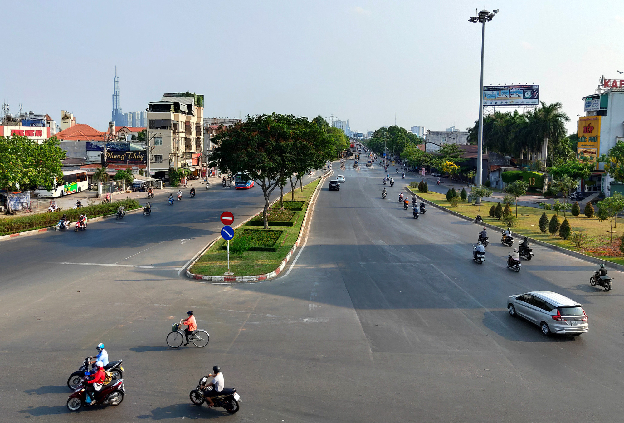 Sài Gòn vắng lạ, thông thoáng dễ chịu trong ngày cuối tuần khi người dân hạn chế ra đường - Ảnh 7. Sài Gòn vắng lạ, thông thoáng dễ chịu trong ngày cuối tuần khi người dân hạn chế ra đường - Ảnh 7.