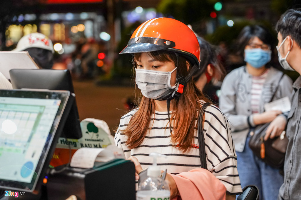 Chủ quán yêu cầu shipper đứng cách nhau 2 m - Ảnh 9.
