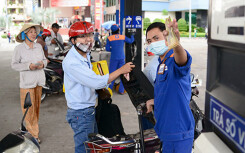Giá xăng giảm về mức thấp kỉ lục, chỉ còn gần 12.000 đồng/lít từ 15h chiều nay