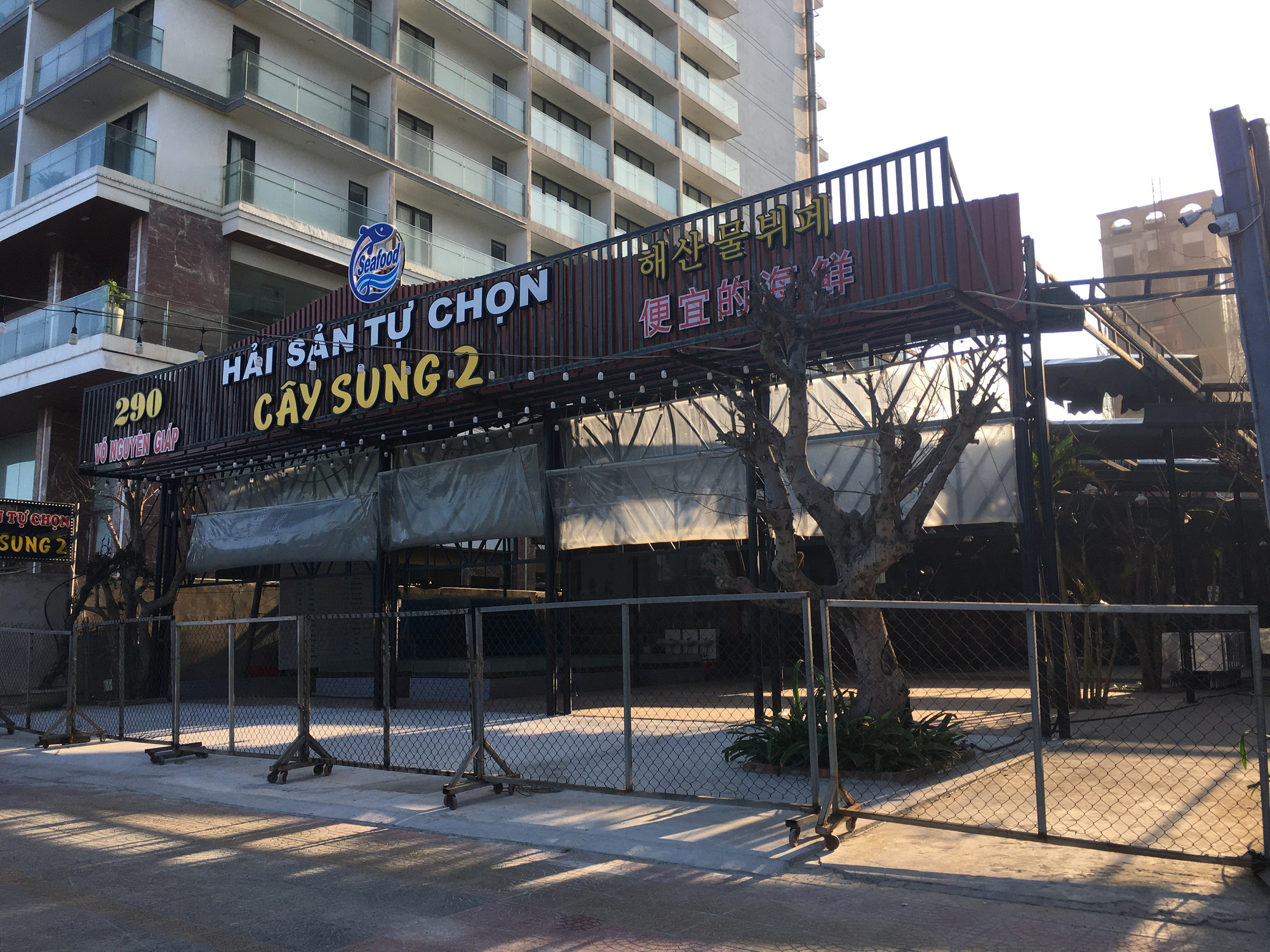 Con đường du lịch ven biển Đà Nẵng trầm lắng, loạt nhà hàng đóng cửa vì dịch - Ảnh 3.