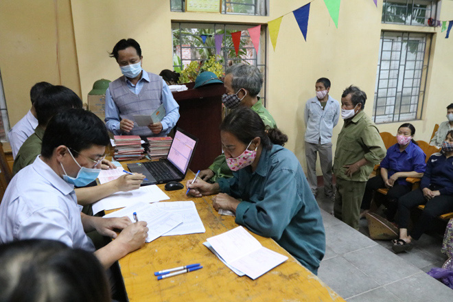 Trước giờ hết cách li, người dân xã Sơn Lôi vui mừng nhận tiền hỗ trợ - Ảnh 3. Trước giờ hết cách li, người dân xã Sơn Lôi vui mừng nhận tiền hỗ trợ - Ảnh 3.