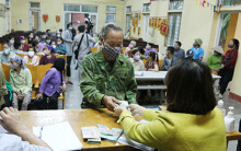 Trước giờ hết cách li, người dân xã Sơn Lôi vui mừng nhận tiền hỗ trợ