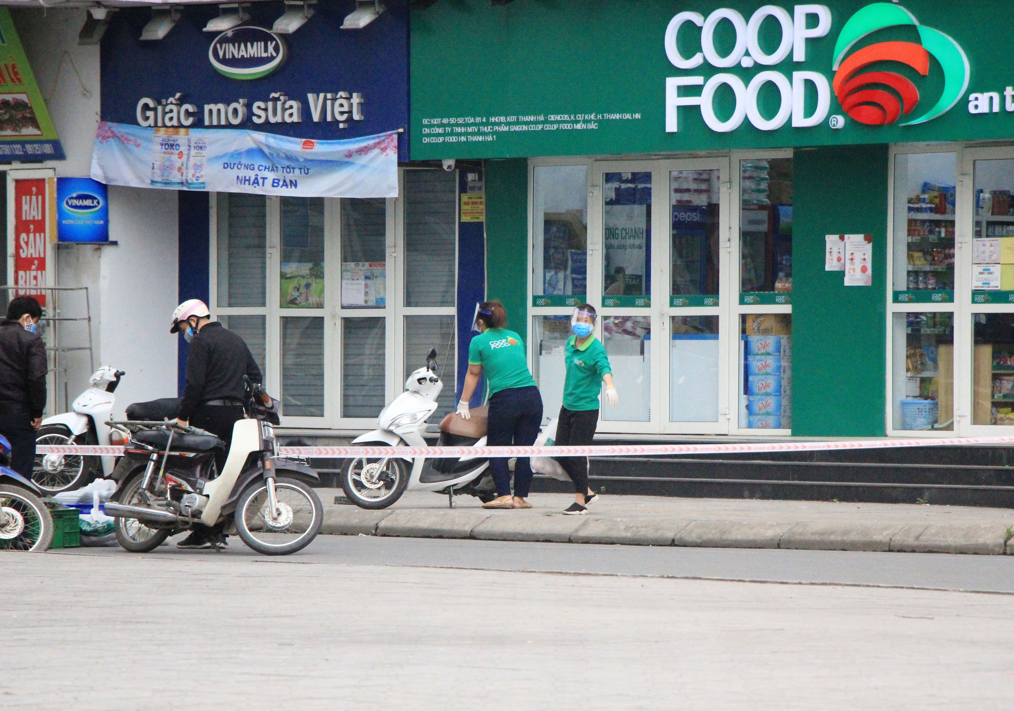 Hà Nội tạm cách li khu chung cư có người dương tính với SARS-CoV-2 - Ảnh 4.