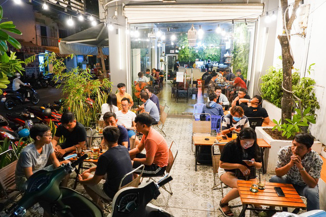 Đông người cắm trại ở chân cầu Vĩnh Tuy bất chấp dịch bệnh - Ảnh 4. Đông người cắm trại ở chân cầu Vĩnh Tuy bất chấp dịch bệnh - Ảnh 4.