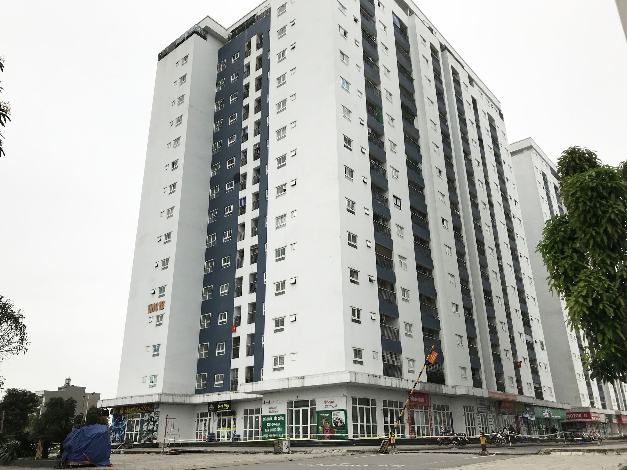 Hà Nội tạm cách li khu chung cư có người dương tính với SARS-CoV-2 - Ảnh 1.