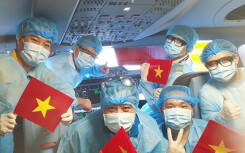 Chuyến bay đặc biệt của Vietnam Airlines và tỉ phú Phạm Nhật Vượng đã hoàn tất, đưa công dân Ukraine và 56 người Việt về nước an toàn