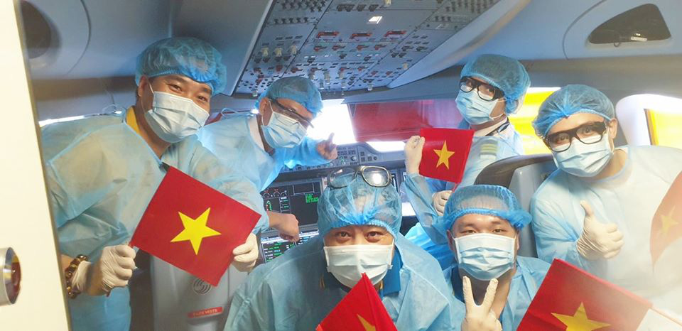 Xúc động chuyến bay đặc biệt đón 56 đồng bào hồi hương của tỉ phú Phạm Nhật Vượng - Ảnh 2. Xúc động chuyến bay đặc biệt đón 56 đồng bào hồi hương của tỉ phú Phạm Nhật Vượng - Ảnh 2.