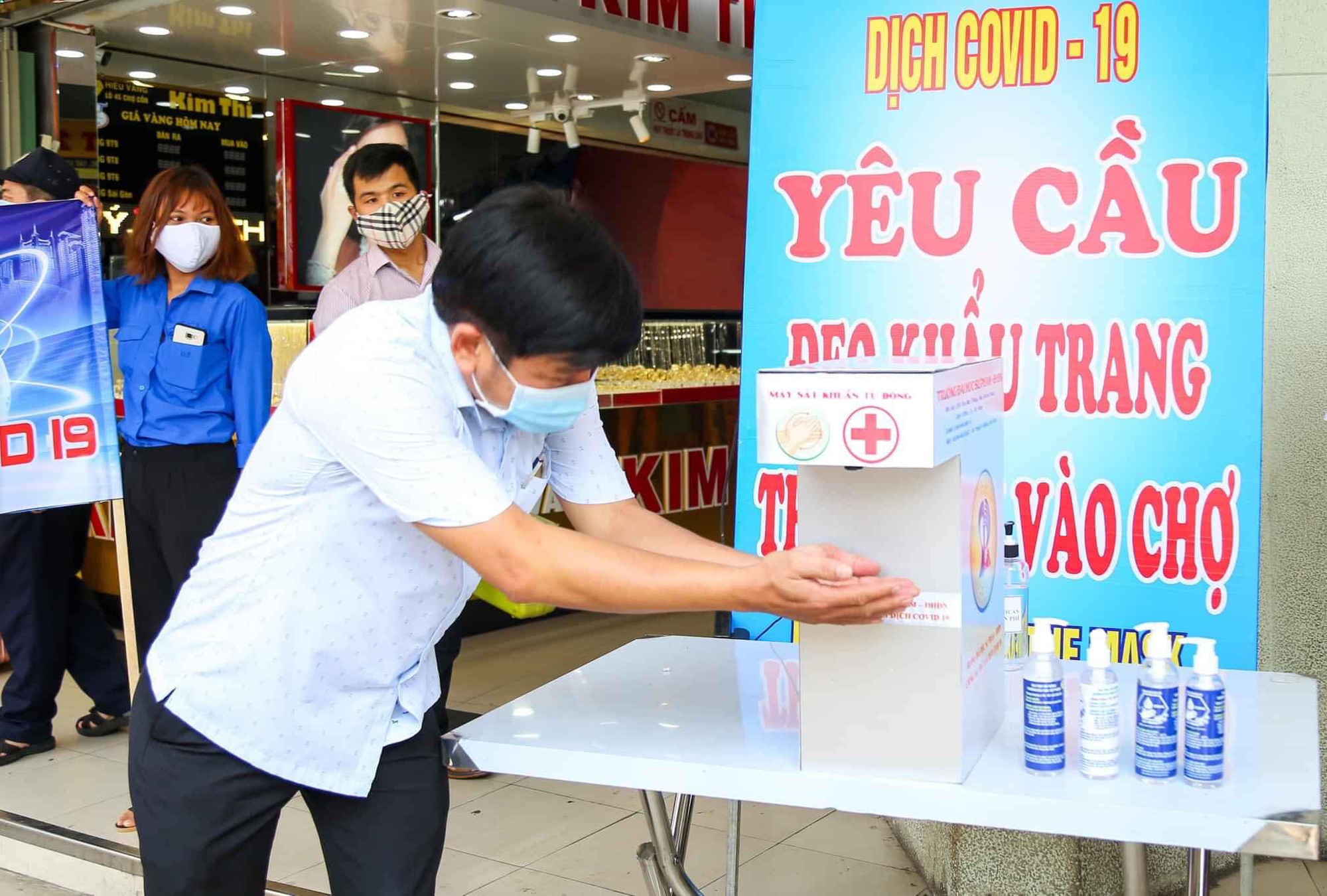 Các chợ lớn ở Đà Nẵng được đặt máy rửa tay sát khuẩn tự động phòng dịch Covid-19 - Ảnh 2.