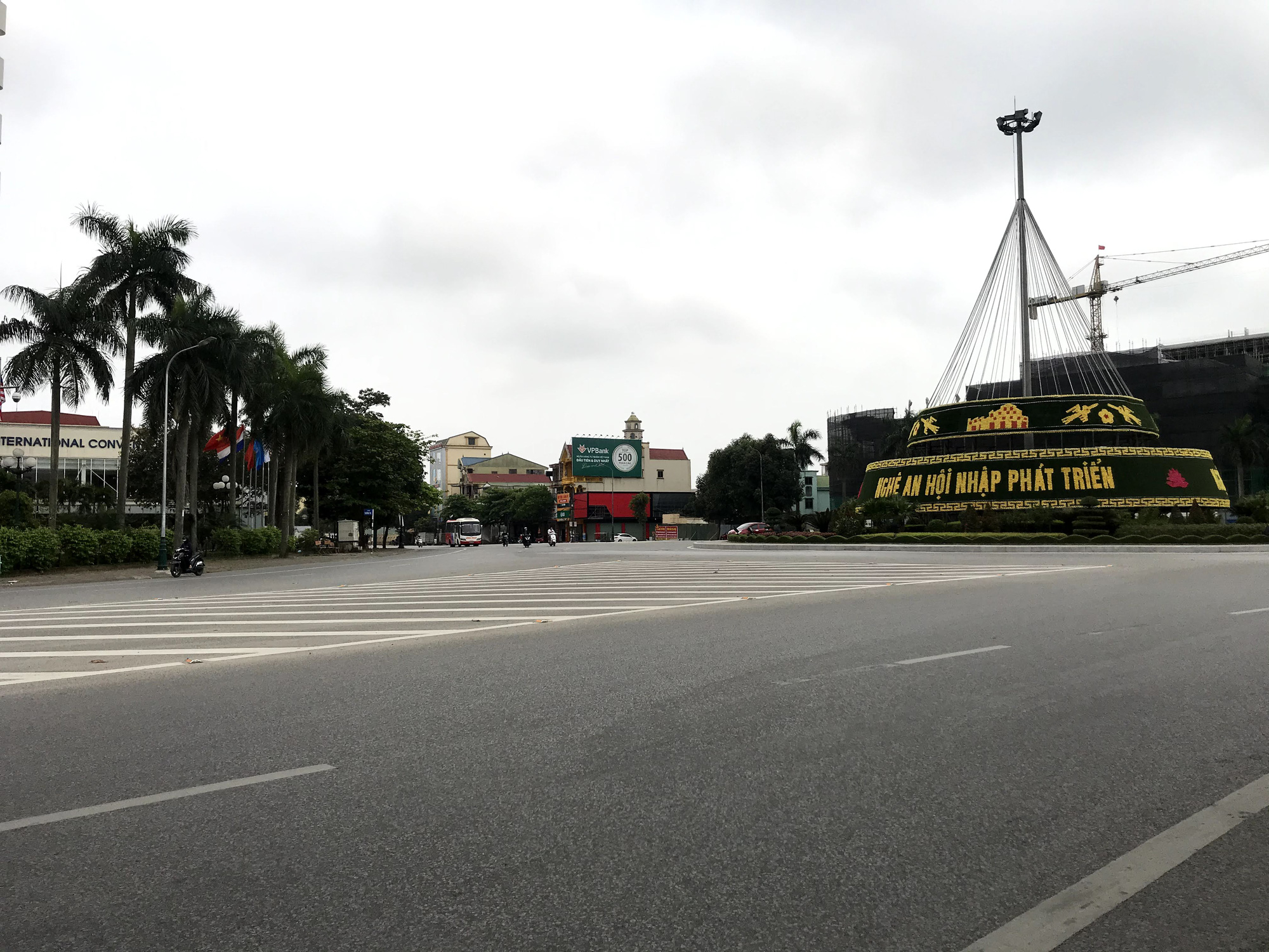 Dịch Covid-19 tại Nghệ An: Tiểu thương chợ Vinh ế ẩm, các cơ sở kinh doanh dịch vụ, giải trí đồng loạt đóng cửa - Ảnh 10. Dịch Covid-19 tại Nghệ An: Tiểu thương chợ Vinh ế ẩm, các cơ sở kinh doanh dịch vụ, giải trí đồng loạt đóng cửa - Ảnh 10.