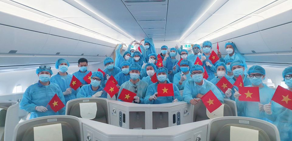 Xúc động chuyến bay đặc biệt đón 56 đồng bào hồi hương của tỉ phú Phạm Nhật Vượng - Ảnh 1. Xúc động chuyến bay đặc biệt đón 56 đồng bào hồi hương của tỉ phú Phạm Nhật Vượng - Ảnh 1.