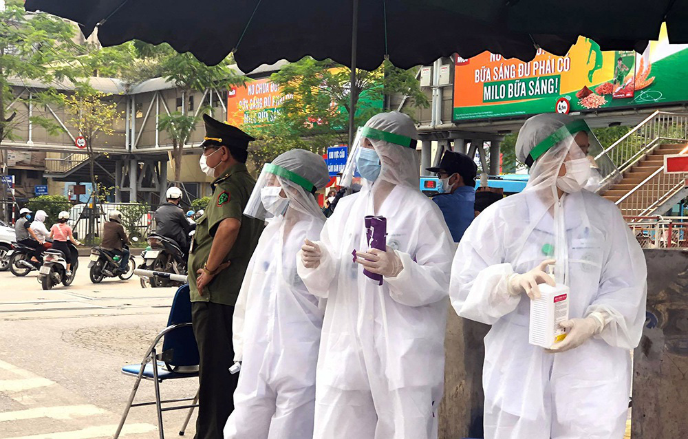 Hà Nội lập 10 trạm test nhanh Covid-19 quanh viện Bạch Mai - Ảnh 1. Hà Nội lập 10 trạm test nhanh Covid-19 quanh viện Bạch Mai - Ảnh 1.