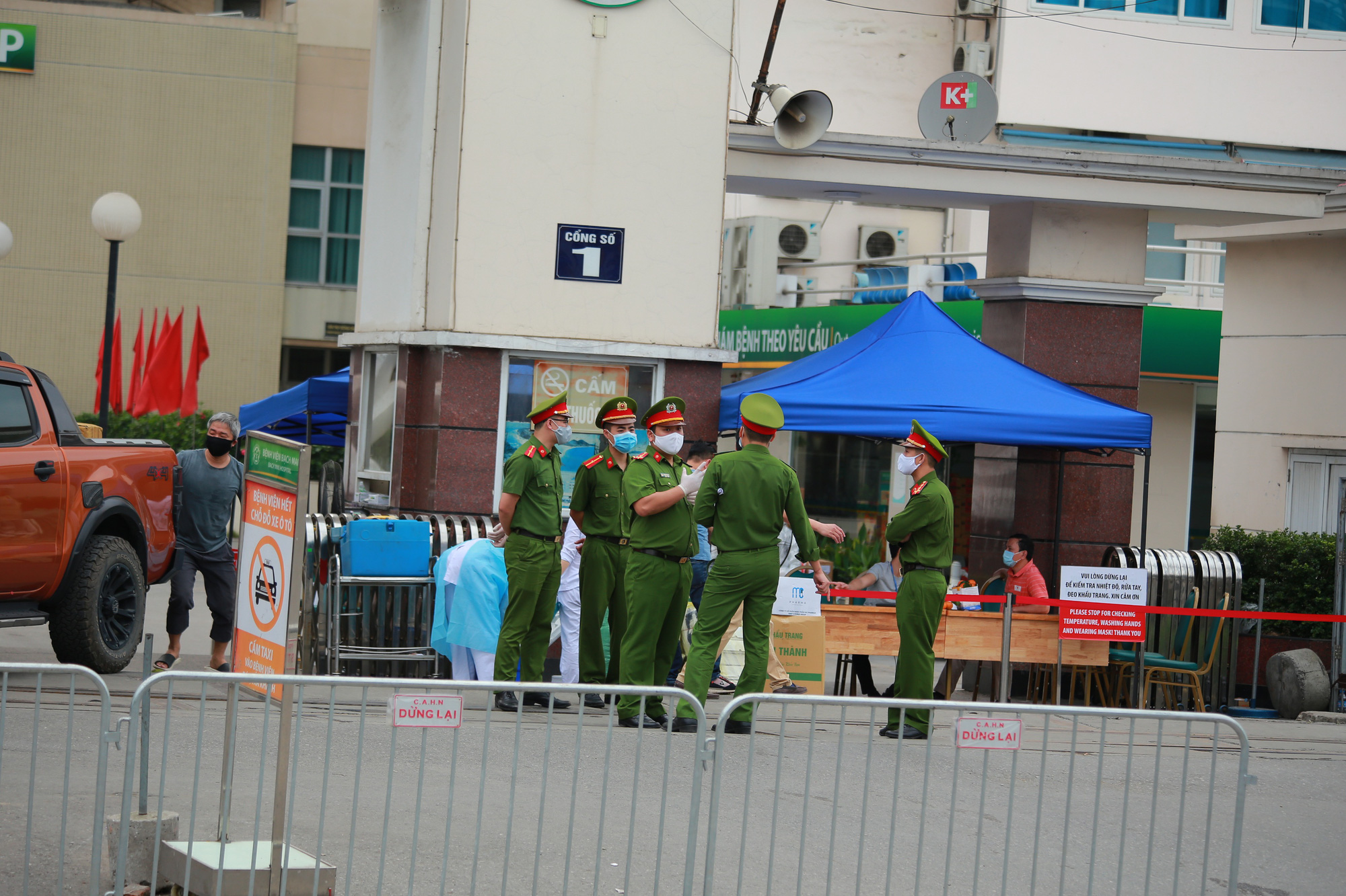 An ninh siết chặt, lập chốt bảo vệ quanh cổng Bệnh viện Bạch Mai - Ảnh 11. An ninh siết chặt, lập chốt bảo vệ quanh cổng Bệnh viện Bạch Mai - Ảnh 11.