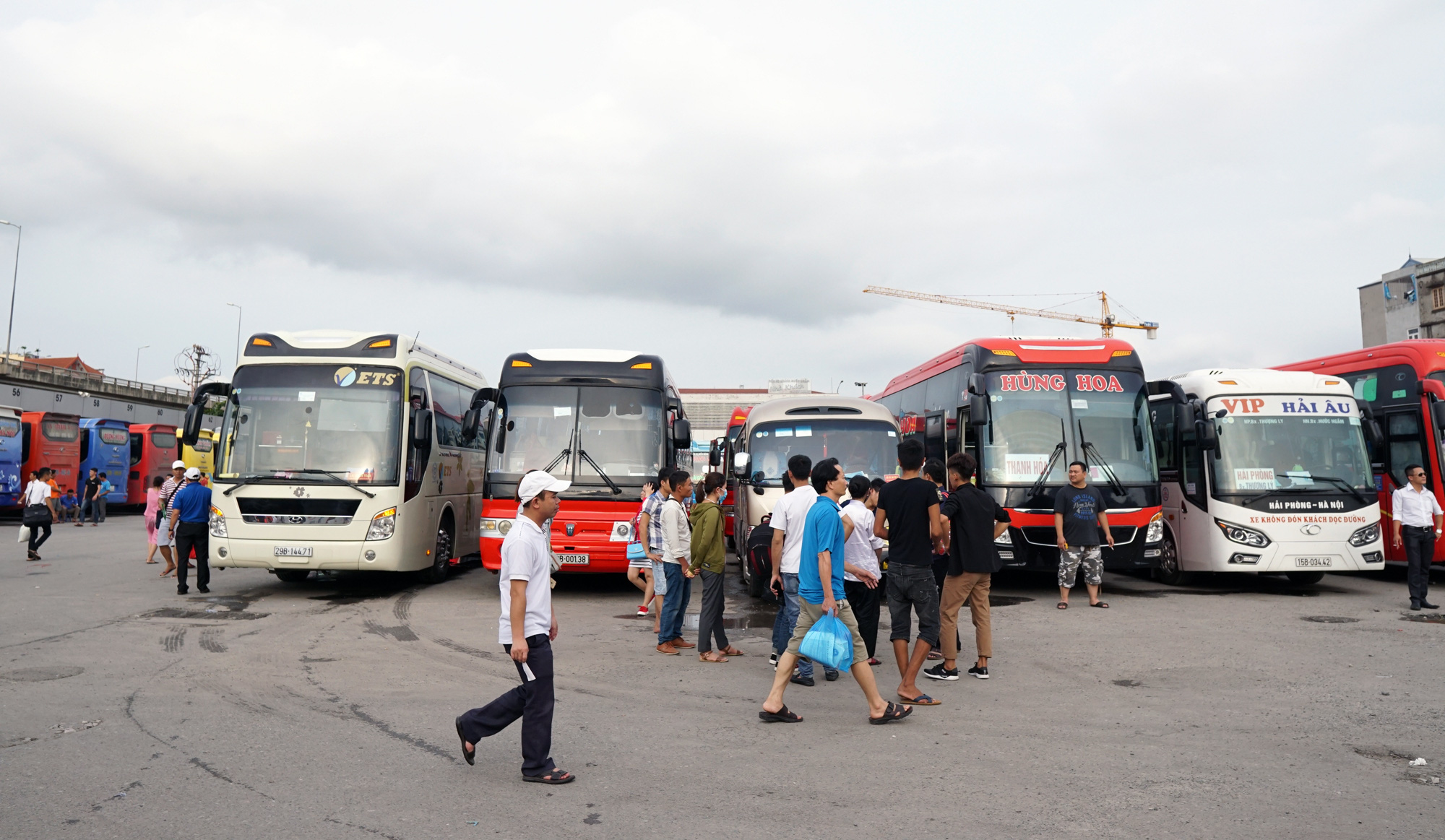 Tạm dừng toàn bộ xe hợp đồng, du lịch trên 9 chỗ, hạn chế xe khách, tàu đi và đến Hà Nội, TP HCM từ hôm nay - Ảnh 1. Tạm dừng toàn bộ xe hợp đồng, du lịch trên 9 chỗ, hạn chế xe khách, tàu đi và đến Hà Nội, TP HCM từ hôm nay - Ảnh 1.