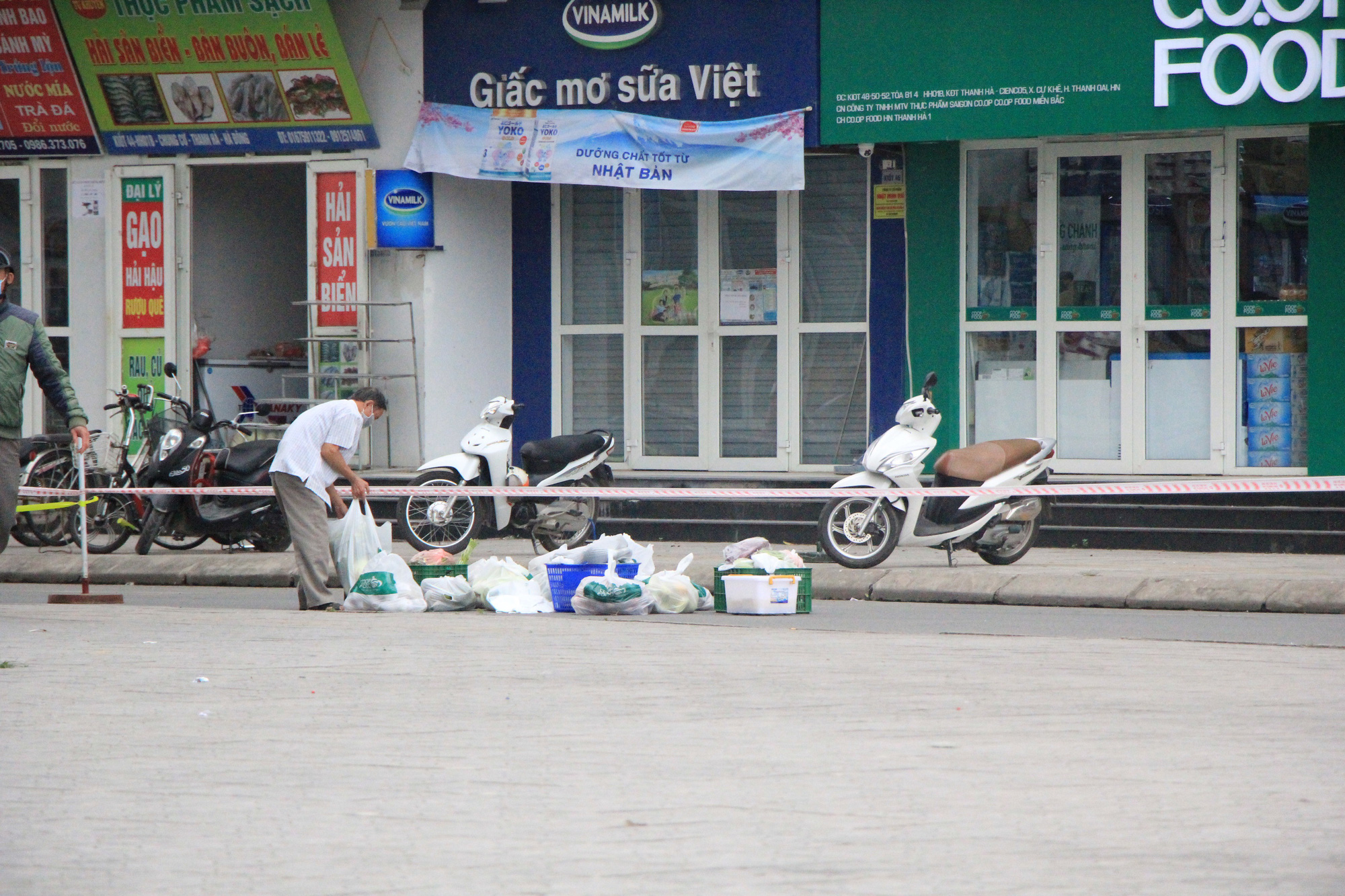 Hà Nội tạm cách li khu chung cư có người dương tính với SARS-CoV-2 - Ảnh 3.