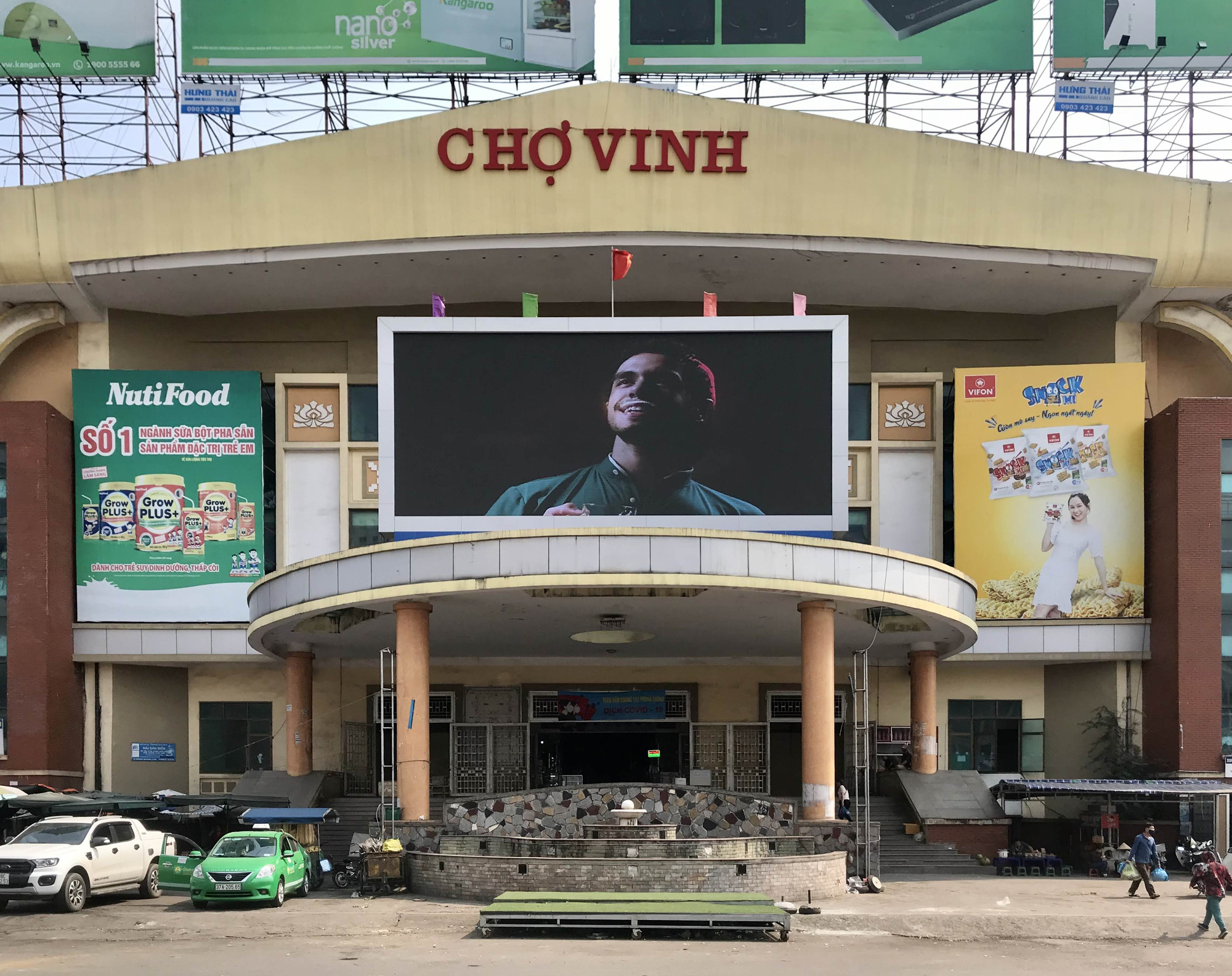 Dịch Covid-19 tại Nghệ An: Tiểu thương chợ Vinh ế ẩm, các cơ sở kinh doanh dịch vụ, giải trí đồng loạt đóng cửa - Ảnh 1. Dịch Covid-19 tại Nghệ An: Tiểu thương chợ Vinh ế ẩm, các cơ sở kinh doanh dịch vụ, giải trí đồng loạt đóng cửa - Ảnh 1.