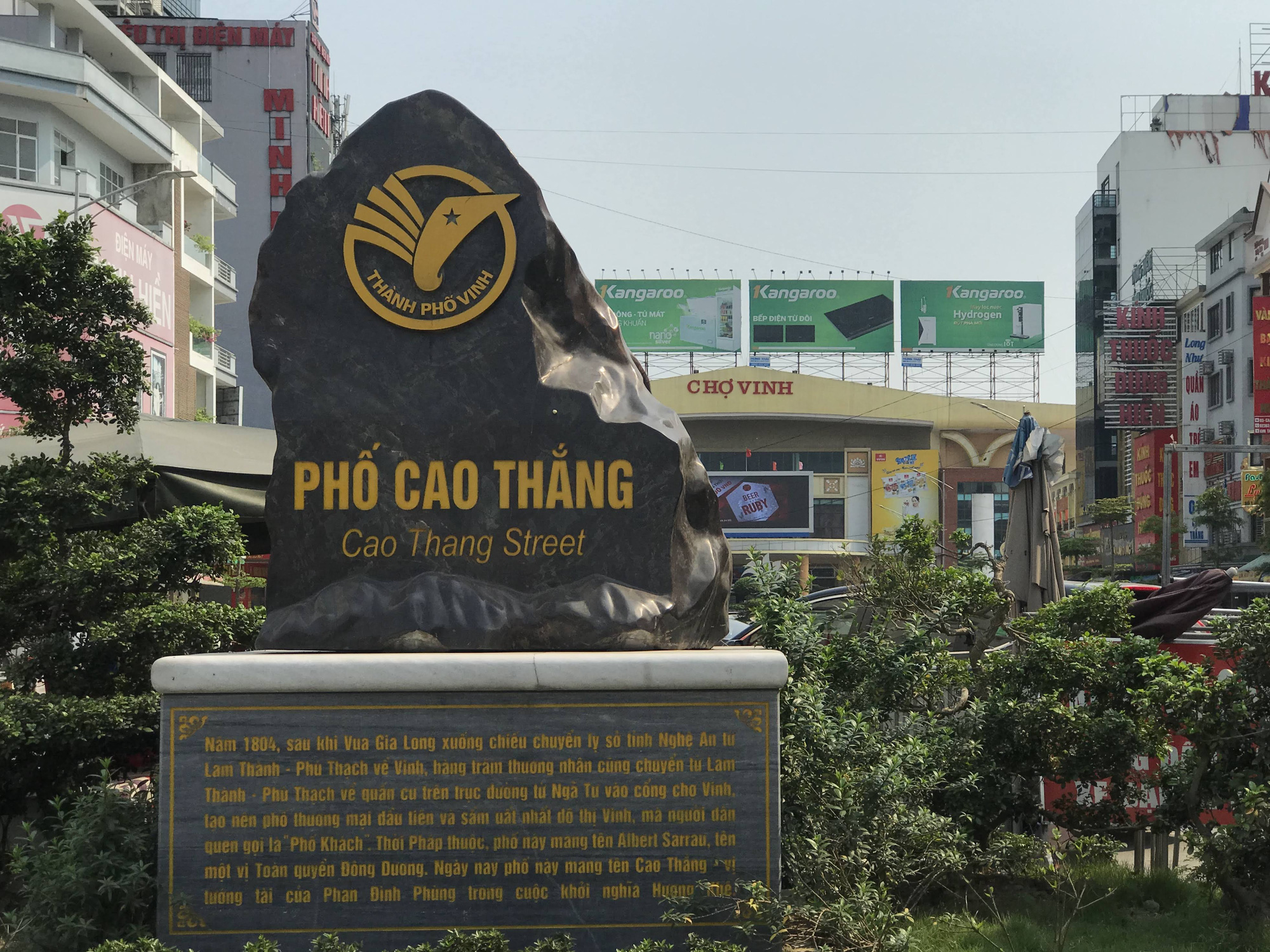 Tiểu thương chợ đầu mối Nghệ An ế ẩm, các cơ sở kinh doanh dịch vụ, giải trí đồng loạt đóng cửa - Ảnh 2. Tiểu thương chợ đầu mối Nghệ An ế ẩm, các cơ sở kinh doanh dịch vụ, giải trí đồng loạt đóng cửa - Ảnh 2.